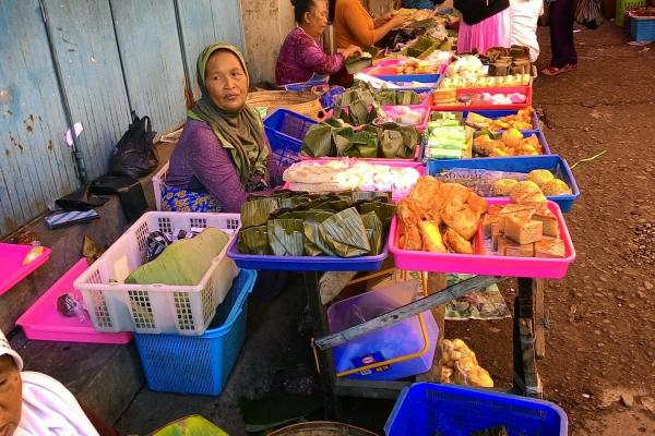 Pasar Entho Parakan, Surganya Jajanan Pasar di Temanggung