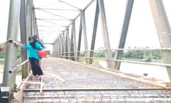 Meski Bahaya Warga Nekat Menyebrang Jembatan Surianen yang Sedang Diperbaiki, Karena Ini