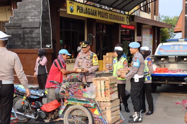 Bagi Takjil Sambil Berikan Himbauan Tertib Berlalu Lintas