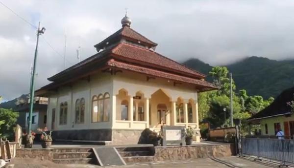 Melihat dari Dekat Masjid Al Ikhlas Karangasem, Masjid Tertinggi di Pulau Dewata Bali