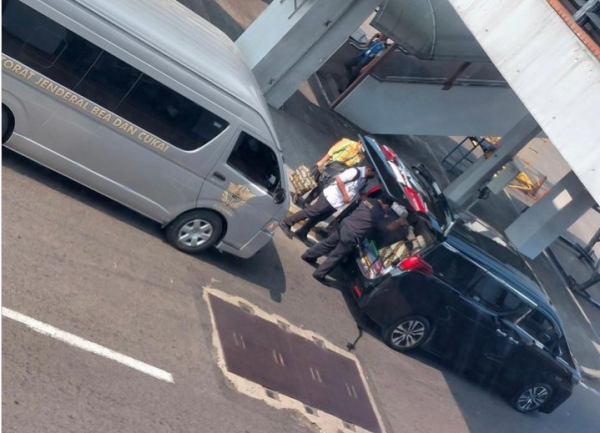 Viral! Mobil Bea Cukai Kawal Alphard Masuk Apron Bandara Soetta