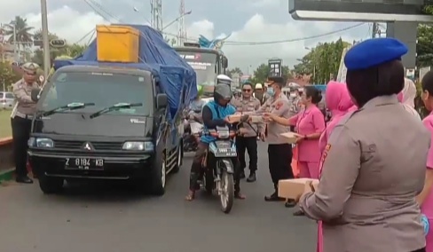 Ngabuburit, Polres Pangandaran Gelar Penertiban Pelanggaran Helm Sekaligus Bagi-bagi Takjil