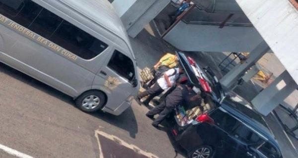 Viral Mobil Alphard Diduga Pejabat Kemenkeu di Kawal Masuk Bandara, Stafsus Angkat Bicara