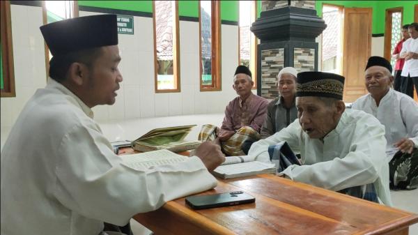 Bulan Ramadhan Puluhan Lansia  di Juwangi Antusias Belajar Baca Al-Qur'an