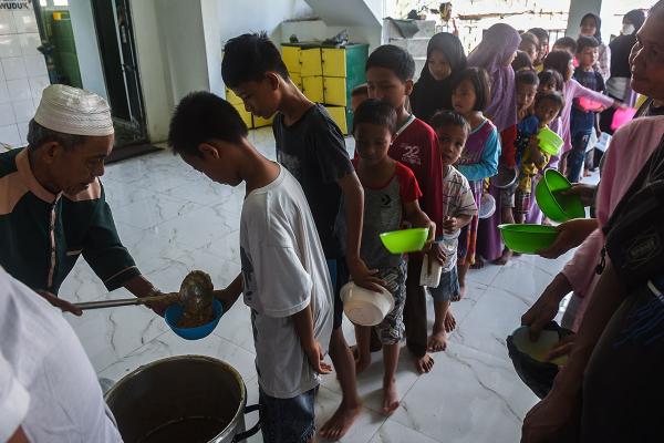 Potret Pembagian Bubur Suro, Menu Berbuka Puasa Spesial Masjid Al Mahmudiyah Palembang