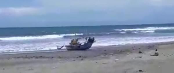 Breaking News!! Perahu Nelayan di Pantai Cipunaga Sindangbarang Terdampar