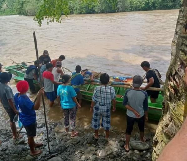 Ambulans Terhalang Banjir dan Longsor, Pasien Partus Dirujuk Menggunakan Perahu di Kalumpang