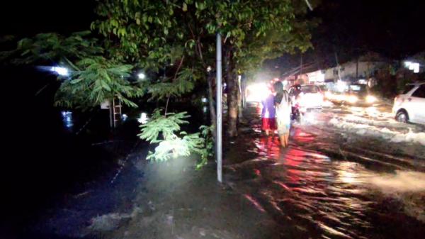 Motor Mogok karena Banjir, 2 Anak Hanyut ke Sungai