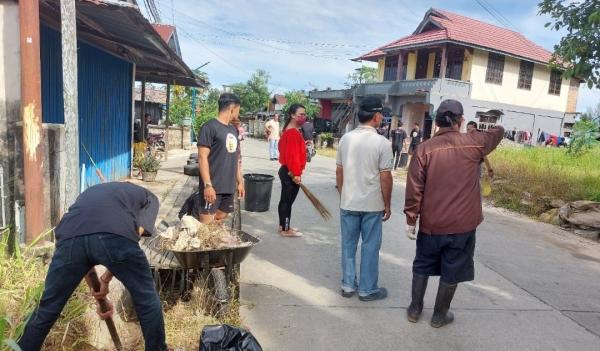 Relawan Ganjar Milenial Center Kaltim Berbagi Berkah dan Kerja Bakti Bersama Warga Bontang