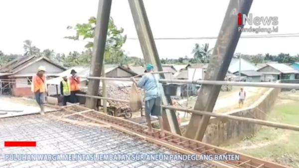 Perahu Tidak Beroperasi,  Warga Nekat Terobos Jembatan yang Tengah Diperbaiki