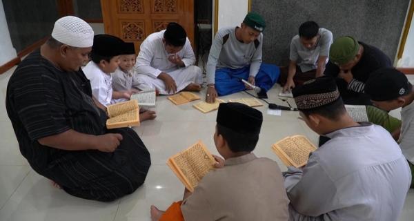 Ngaji Kitab Gundul Tradisi di Masjid Cilegon Jelang Berbuka Puasa saat Ramadan