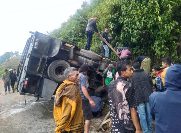 Tabrak Dinding Tebing Truk Bermuatan Getah Pinus Terguling, Supir Meninggal Dunia