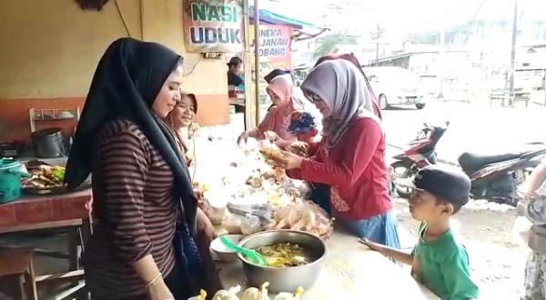 Serba Rp5 Ribu, Pedagang Takjil di Panimbang Diserbu Pembeli Jelang Berbuka Puasa