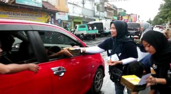 Nasdem Ciamis Bagikan Ratusan Takjil Buka Puasa untuk Pengendara di Jalur Mudik Selatan