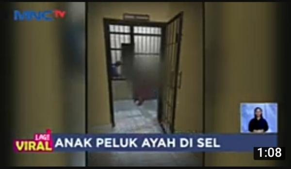 Video Viral Polisi Buka Pintu Penjara agar Ayah Bisa Peluk Anak