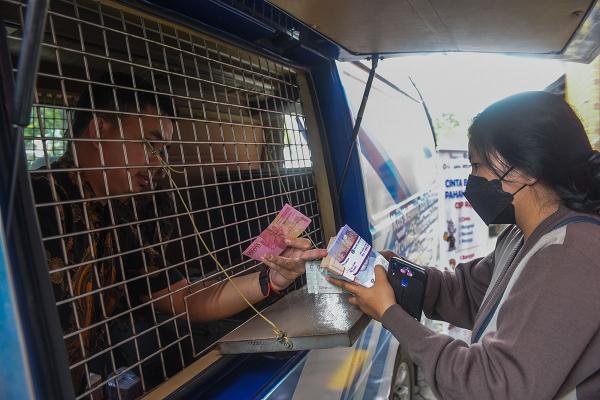 Potret Penukaran Uang Rupiah Pecahan Kecil Bulan Ramadan 1444 H