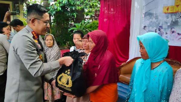 Polres Metro Depok Bagikan 500 Paket Sembako di Slum Area Pancoran Mas dan Cimanggis