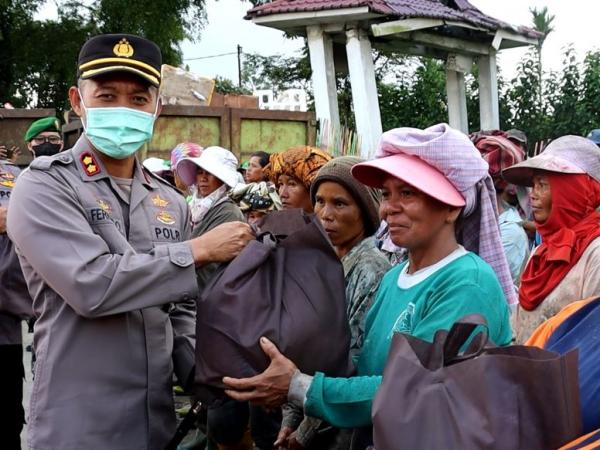 Didatangi Serombongan Polisi, Pemulung di Pematang Siantar Kaget Ternyata Kapolres Bagi Sembako