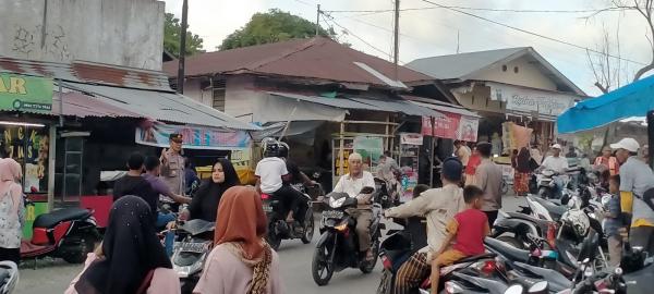 Polsek Kembang Tanjung Lakukan Pengamanan Pasar Tumpah