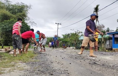 Jalan Berlobang, Warga Jenderal Sudirman Pangkalan Bun Perbaiki Secara Swadaya