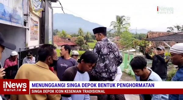 VIDEO : Calon Kades di Limbangan Garut Daftar Diarak Naik Sisingaan