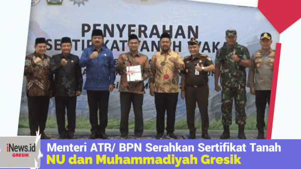Menteri ATR/ BPN Serahkan Sertifikat Tanah Wakaf Muhammadiyah dan NU Gresik