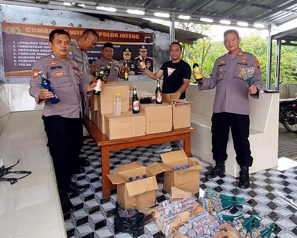 Polsek Ketanggungan Brebes Razia Ribuan Petasan dan Ratusan Botol Miras Jaga Kondusivitas Ramadhan