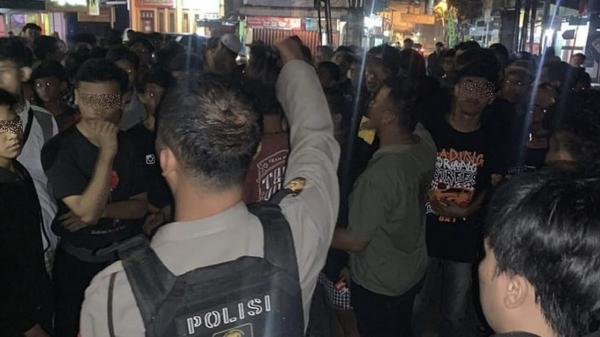 Bangunkan Sahur Pakai Petasan dan Flare, Ratusan Remaja di Bekasi Dibubarkan Polisi