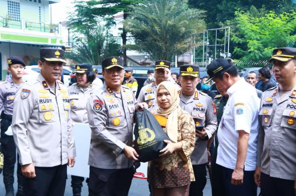 Kapolri Sebar dan Bagikan Ribuan Paket Sembako untuk Masyarakat