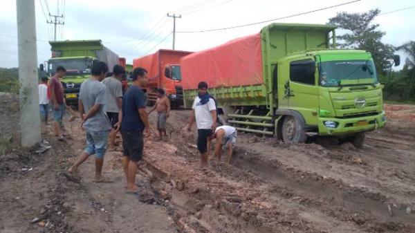 Terkait Banyak Jalan Rusak, Gubernur Riau Minta Pengakutan Batu Bara Via Sungai