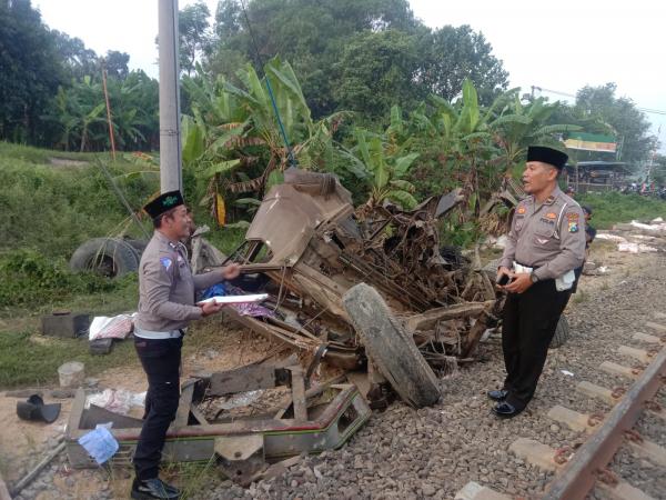 Mogok di Rel KA, Truk Pakan Ternak di Jombang Dihantam Kereta Api Turangga