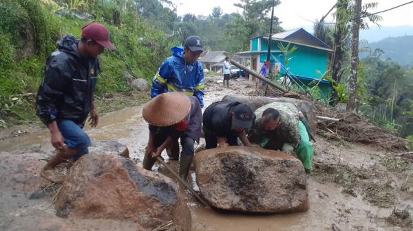 Banjir Bandang Bawa Material Batu dan Lumpur di Garut Putus Akses Jalan