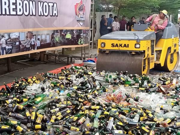 Polres Cirebon Kota Musnahkan Ribuan Botol Minuman Keras hingga Petasan