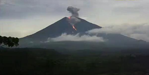Guguran Lava Pijar Gunung Semeru Terpantau Meluncur Sejauh 2.500 Meter