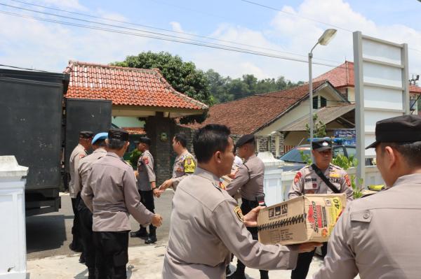 Polisi Suplai Bantuan bagi Korban Banjir Bandang di Kuningan