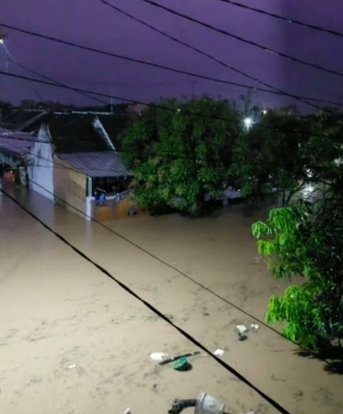 BREAKING NEWS : Cirebon Dikepung Banjir Warga Mulai Mengungsi Ketempat Aman
