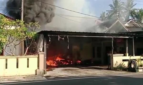 Korsleting Listrik Diduga Pemicu Kebakaran Bengkel Motor dan Mobil di Pangandaran, Kerugian 1 Miliar