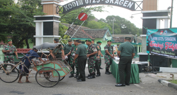 Kodim 0725 Sragen Bagikan Takjil untuk Warga Pengguna Jalan