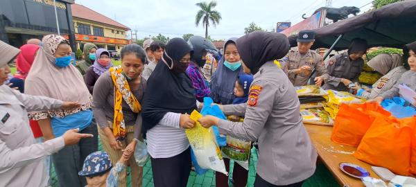 500 Paket Sembako Murah Polresta Cirebon Diserbu Warga