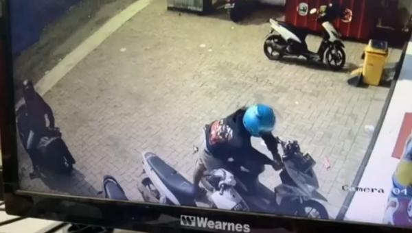 Terekam CCTV Pria Maling Motor Siang Bolong di Parkiran Indomaret Ciranjang Cianjur