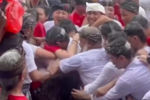 Serunya Remaja Ciuman Massal Saling Dekap Setelah Nyepi di Bali
