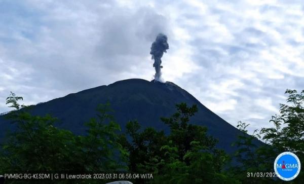 Breaking News, 2 Kali Erupsi, Gunung Ile Lewotolok Di Lembata NTT  Semburkan Abu Setinggi 700 Meter