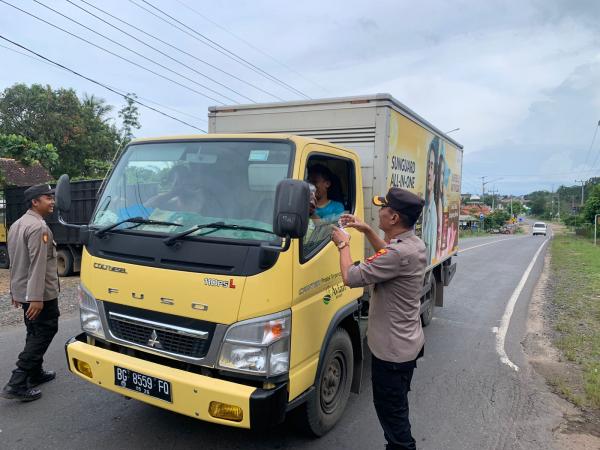 Berbagi Kebahagiaan, Polsek Blambangan Bagikan Takjil Gratis di Jalan Lintas Sumatera