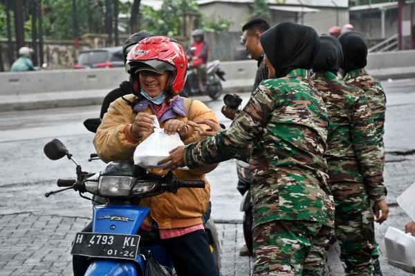 Ibu-Ibu Tentara Cegat Pemotor Bagikan Takjil Gratis di Terminal Banyumanik