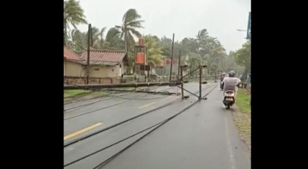 Beredar Video Sejumlah Tiang Listrik Roboh Disapu Angin di Anyer, Waspada Siklon Tropis Herman!