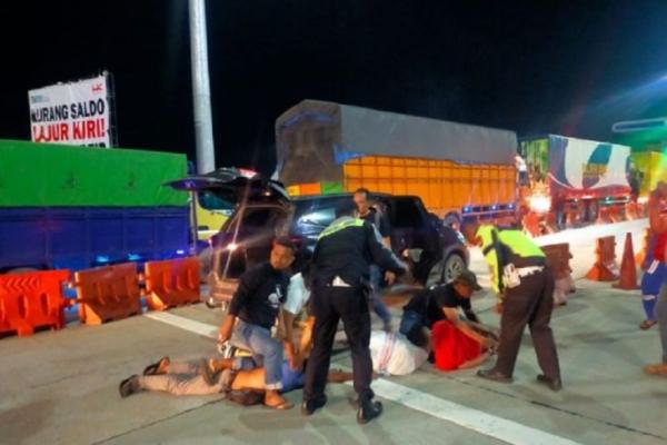 Heboh! Mobil Pengangkut Narkoba Digerebek di Gerbang Tol Pekanbaru
