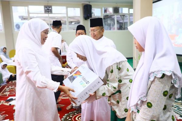 Gubernur Khofifah Beri Hadiah 2 Siswa SMA Khadijah yang Dapat Golden Ticket di Unair