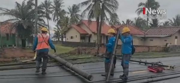 6 Tiang Listrik Tumbang Diterpa Angin Kencang