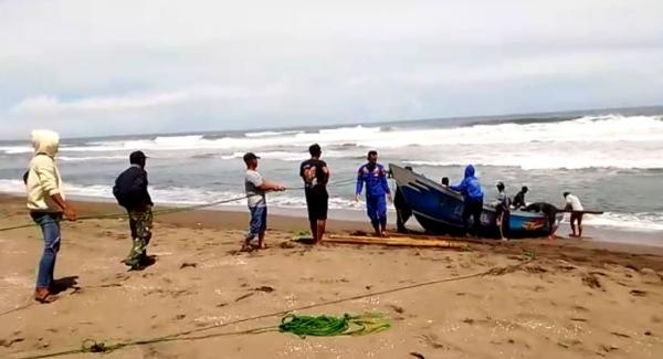 Berangkat Melaut, Kapal Nelayan Cahaya Abadi Ditemukan Terdampar Tanpa Awak di Perairan Garut