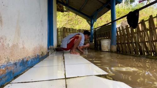 Jemaah Musala di Garut Berwudu Menggunakan Air Keruh Bekas Cuci Kaki